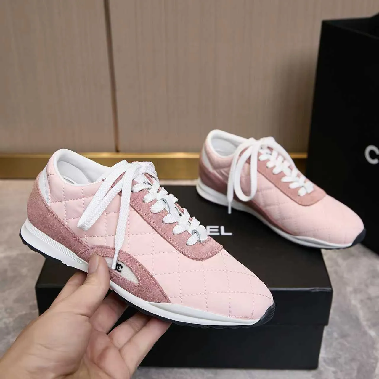 p560 Chanel Chanel - 2025 counter top casual sports shoes This classic design; the upper is electro-embroidered with a variety of techniques; the outsole is fashionable and sporty; the extraordinary inclusion of a variety of color matching elements... The diversified mix and match is very good-looking and versatile, casual, fashionable, sports and outdoor can be taken into account... ꫛꫀꪝ Go➫ Material: ❶Upper made of: original imported high silk cowhide suede ❷Inner use: Original imported breathable mesh ❸ Outsole based on: Original TPU combination outsole Counter boutique packaging complete set Female 35–41 Male 38-46